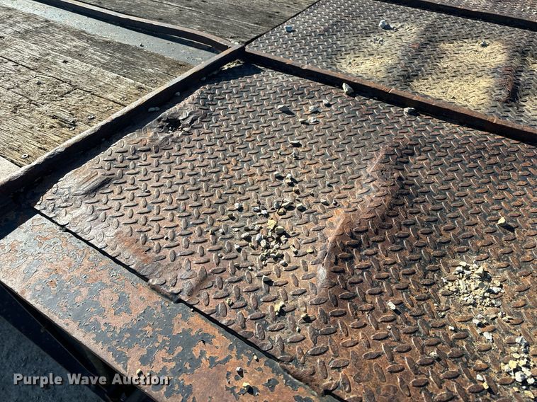 image for item EH6599 1983 Trail King Industries 1452-4260 drop deck trailer