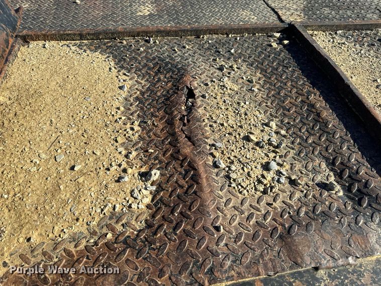 image for item EH6599 1983 Trail King Industries 1452-4260 drop deck trailer