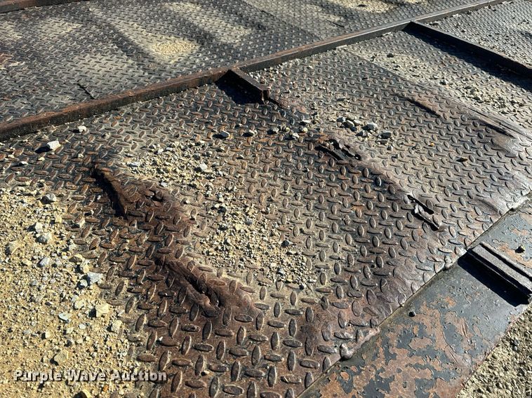 image for item EH6599 1983 Trail King Industries 1452-4260 drop deck trailer