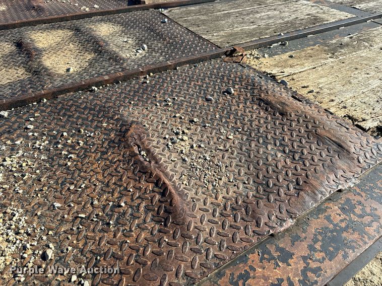 image for item EH6599 1983 Trail King Industries 1452-4260 drop deck trailer