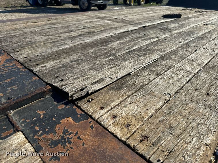 image for item EH6599 1983 Trail King Industries 1452-4260 drop deck trailer