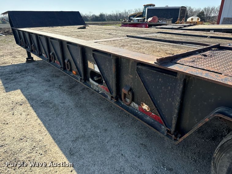 image for item EH6599 1983 Trail King Industries 1452-4260 drop deck trailer