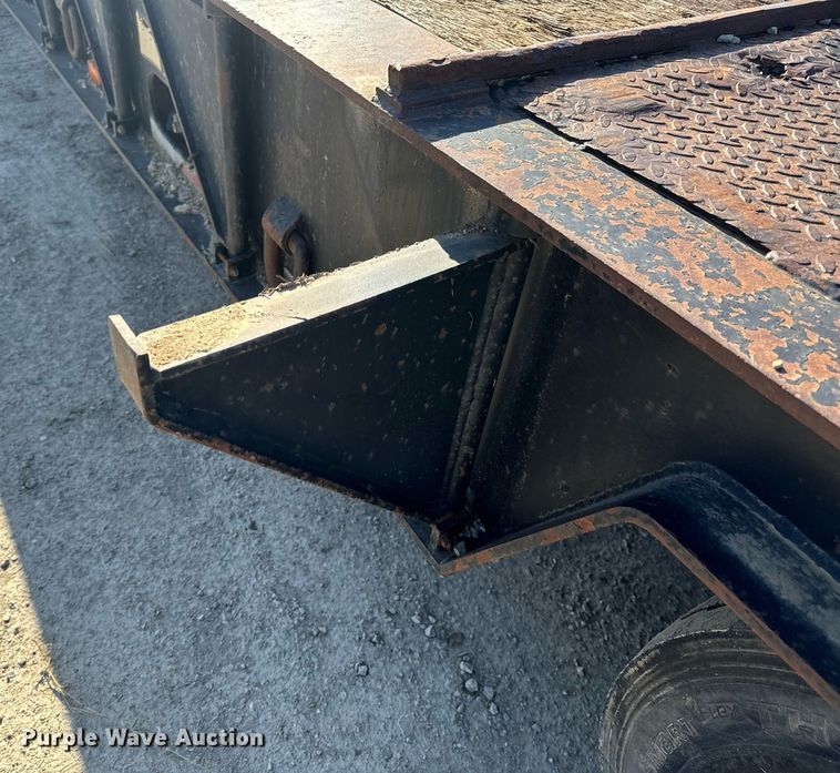 image for item EH6599 1983 Trail King Industries 1452-4260 drop deck trailer