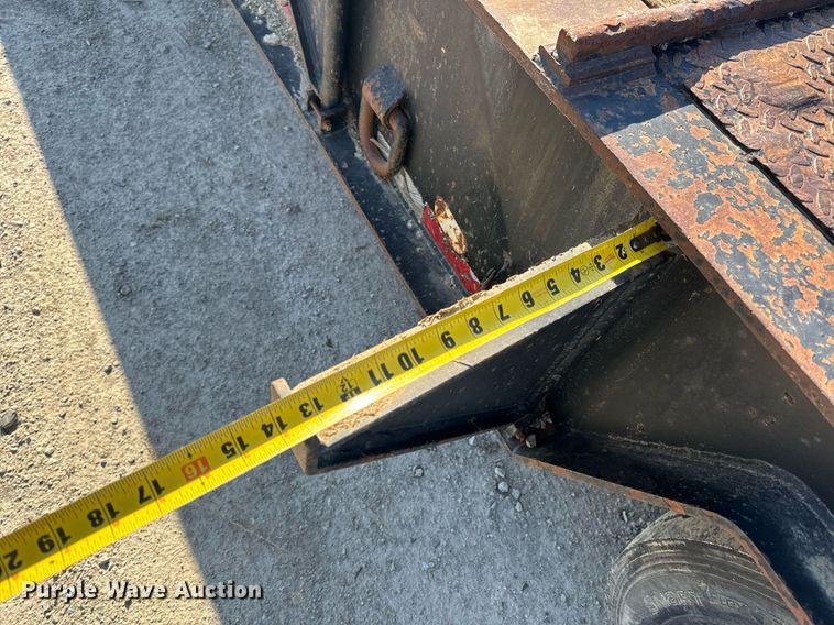 image for item EH6599 1983 Trail King Industries 1452-4260 drop deck trailer