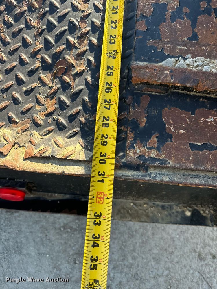 image for item EH6599 1983 Trail King Industries 1452-4260 drop deck trailer