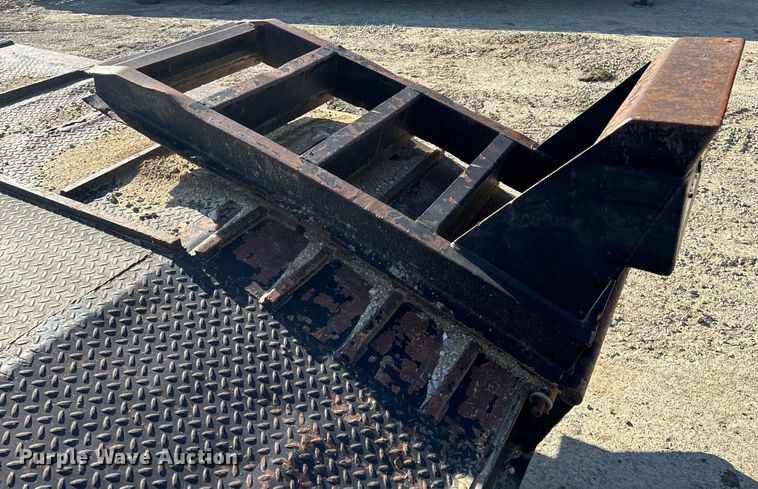 image for item EH6599 1983 Trail King Industries 1452-4260 drop deck trailer