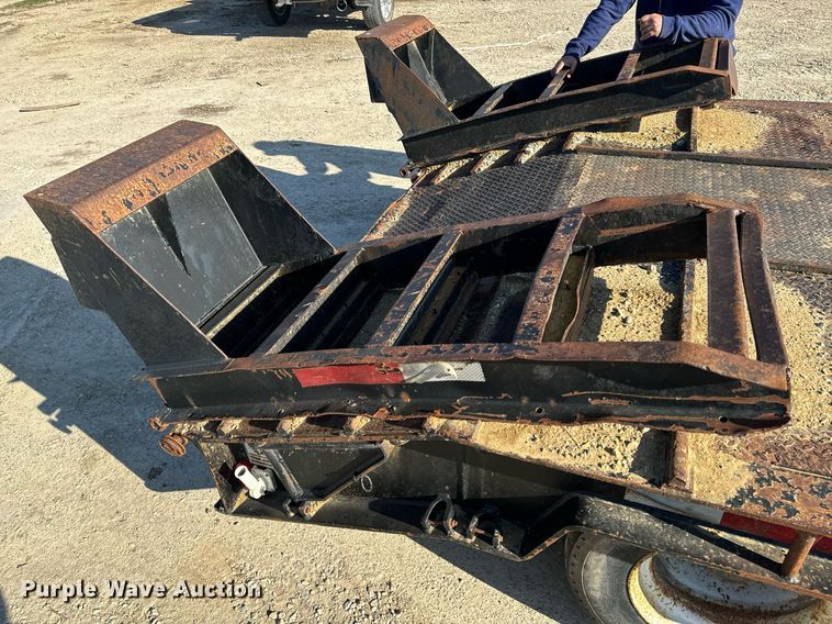 image for item EH6599 1983 Trail King Industries 1452-4260 drop deck trailer