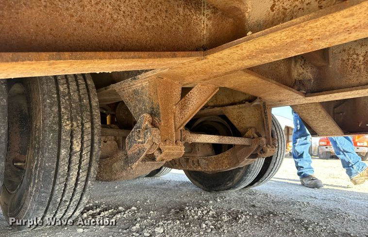 image for item EH6599 1983 Trail King Industries 1452-4260 drop deck trailer