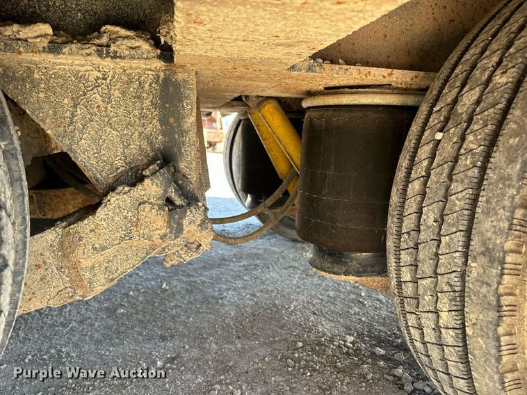 image for item EH6599 1983 Trail King Industries 1452-4260 drop deck trailer