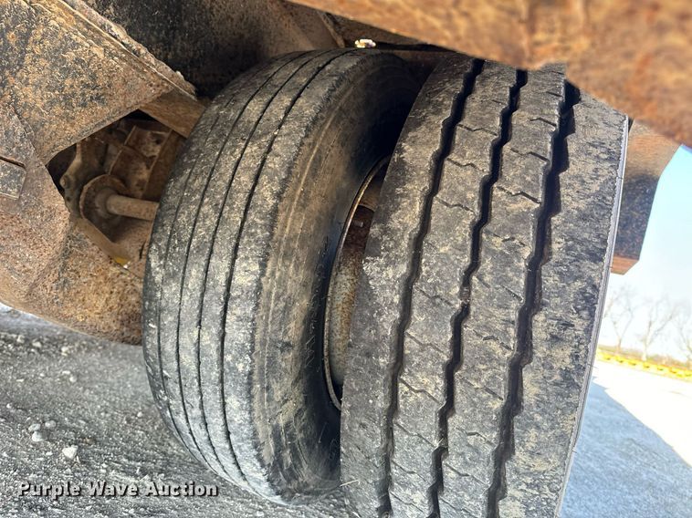 image for item EH6599 1983 Trail King Industries 1452-4260 drop deck trailer