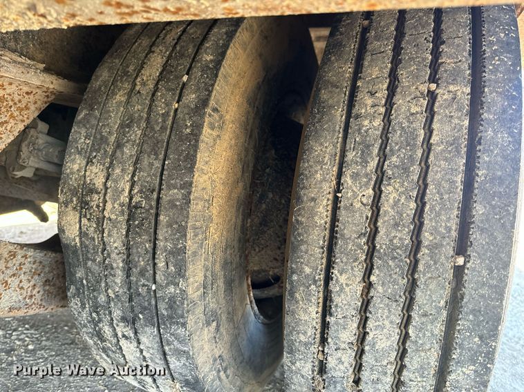 image for item EH6599 1983 Trail King Industries 1452-4260 drop deck trailer