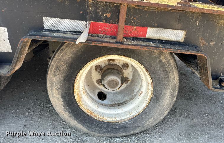 image for item EH6599 1983 Trail King Industries 1452-4260 drop deck trailer