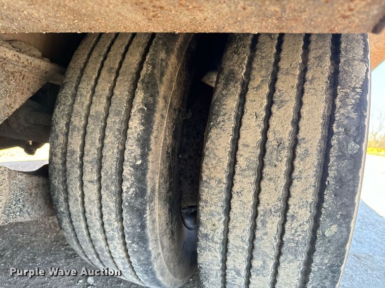 image for item EH6599 1983 Trail King Industries 1452-4260 drop deck trailer