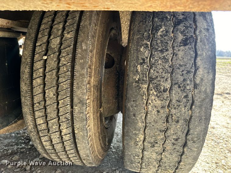 image for item EH6599 1983 Trail King Industries 1452-4260 drop deck trailer