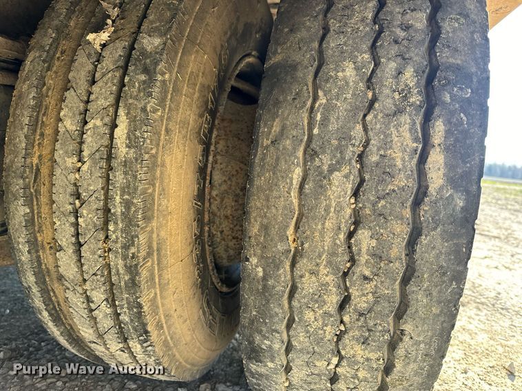 image for item EH6599 1983 Trail King Industries 1452-4260 drop deck trailer