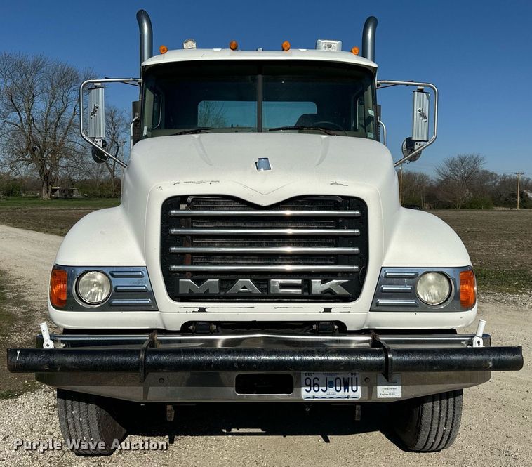 image for item EH6602 2007 Mack Granite semi truck