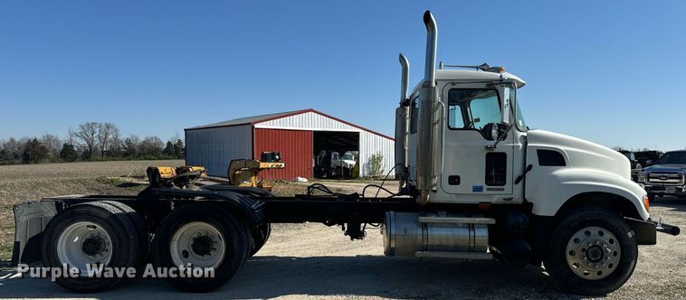 image for item EH6602 2007 Mack Granite semi truck