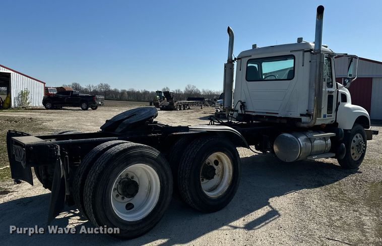 image for item EH6602 2007 Mack Granite semi truck