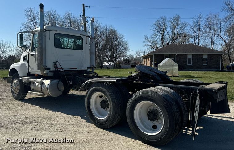 image for item EH6602 2007 Mack Granite semi truck