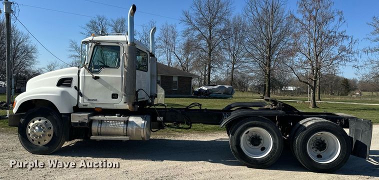 image for item EH6602 2007 Mack Granite semi truck
