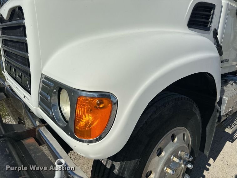 image for item EH6602 2007 Mack Granite semi truck