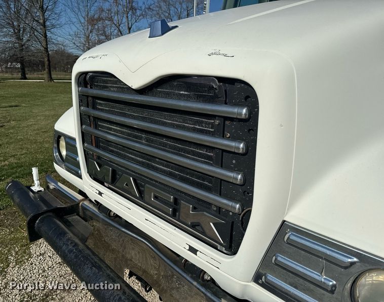 image for item EH6602 2007 Mack Granite semi truck