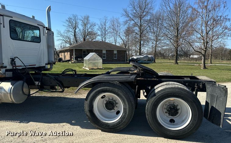 image for item EH6602 2007 Mack Granite semi truck