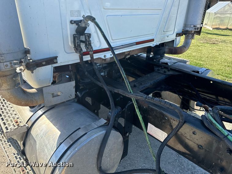 image for item EH6602 2007 Mack Granite semi truck