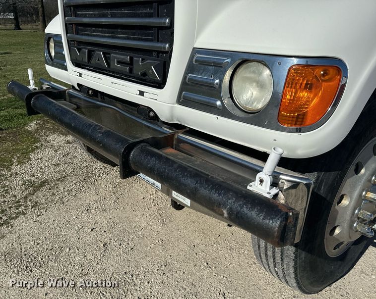 image for item EH6602 2007 Mack Granite semi truck