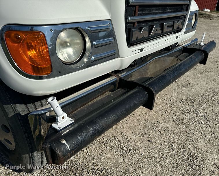 image for item EH6602 2007 Mack Granite semi truck