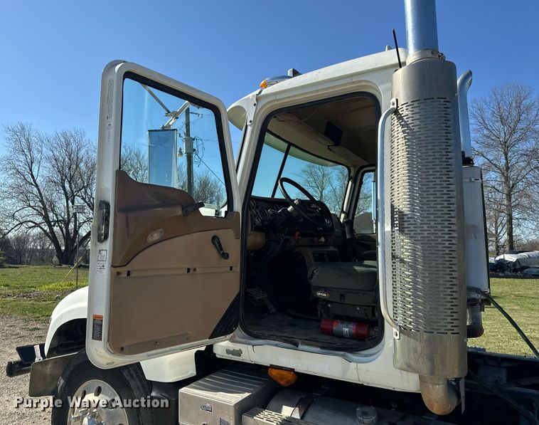 image for item EH6602 2007 Mack Granite semi truck