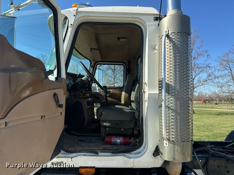 image for item EH6602 2007 Mack Granite semi truck