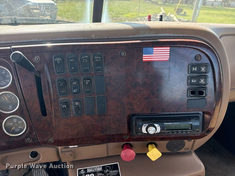 image for item EH6602 2007 Mack Granite semi truck