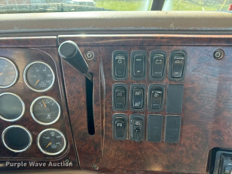 image for item EH6602 2007 Mack Granite semi truck