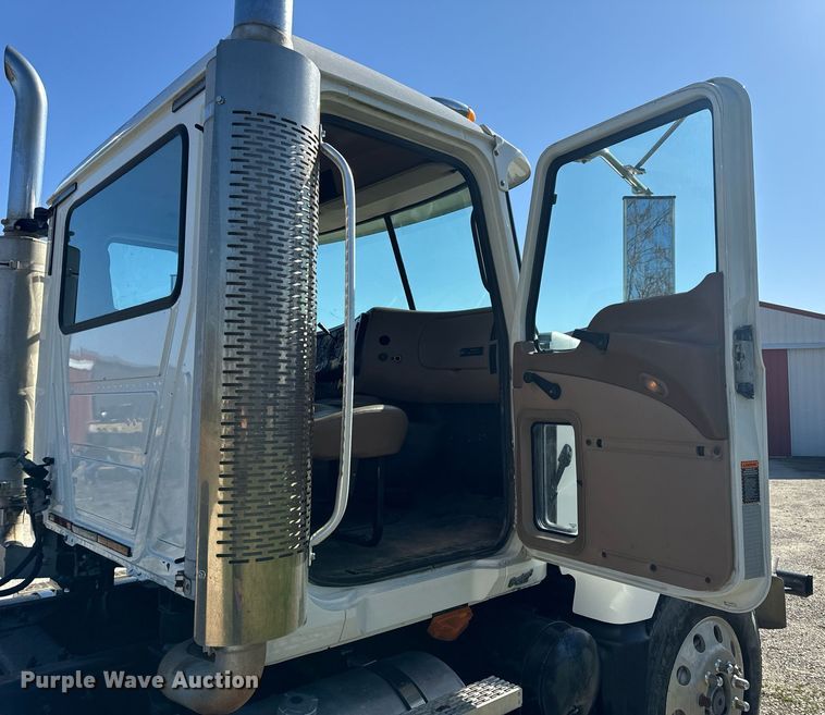 image for item EH6602 2007 Mack Granite semi truck