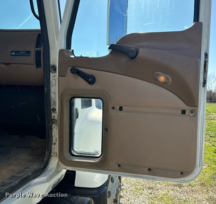 image for item EH6602 2007 Mack Granite semi truck