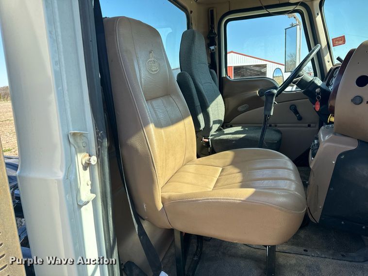 image for item EH6602 2007 Mack Granite semi truck