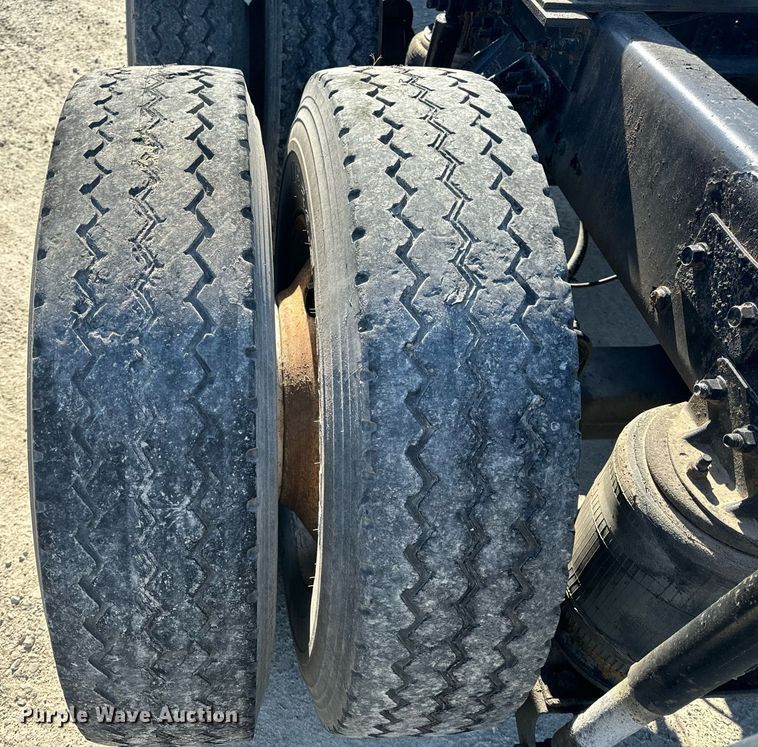 image for item EH6602 2007 Mack Granite semi truck