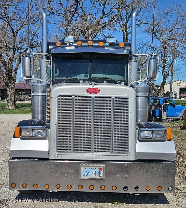 image for item EI3640 2006 Peterbuilt 379 semi truck