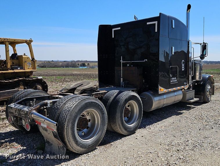 image for item EI3640 2006 Peterbuilt 379 semi truck