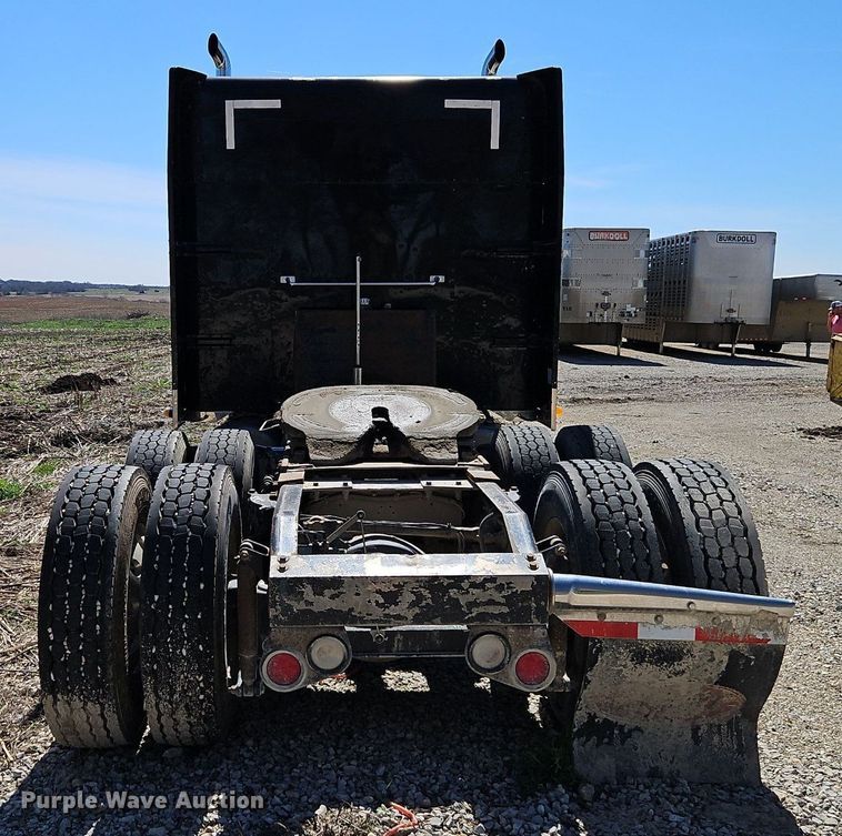 image for item EI3640 2006 Peterbuilt 379 semi truck