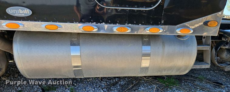 image for item EI3640 2006 Peterbuilt 379 semi truck