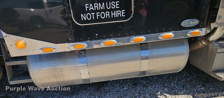 image for item EI3640 2006 Peterbuilt 379 semi truck