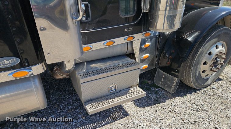 image for item EI3640 2006 Peterbuilt 379 semi truck