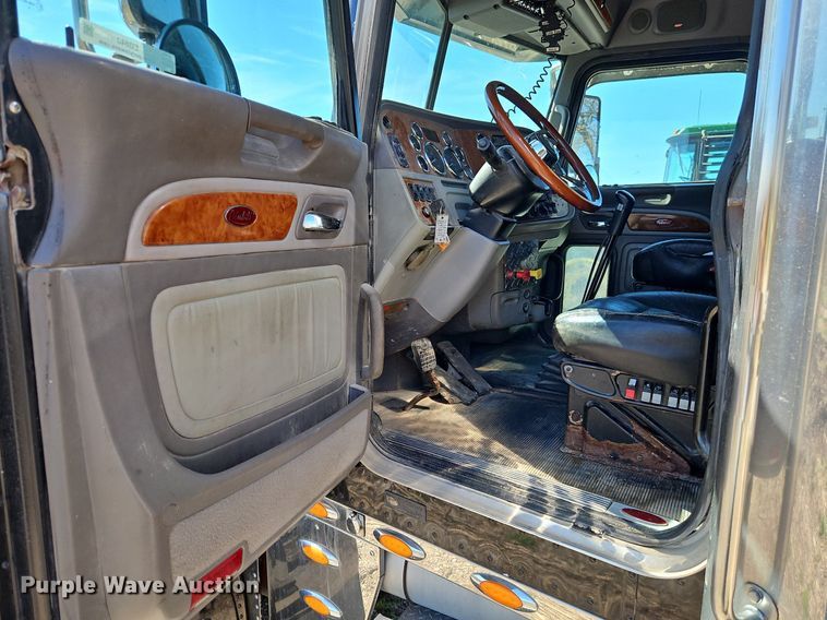 image for item EI3640 2006 Peterbuilt 379 semi truck
