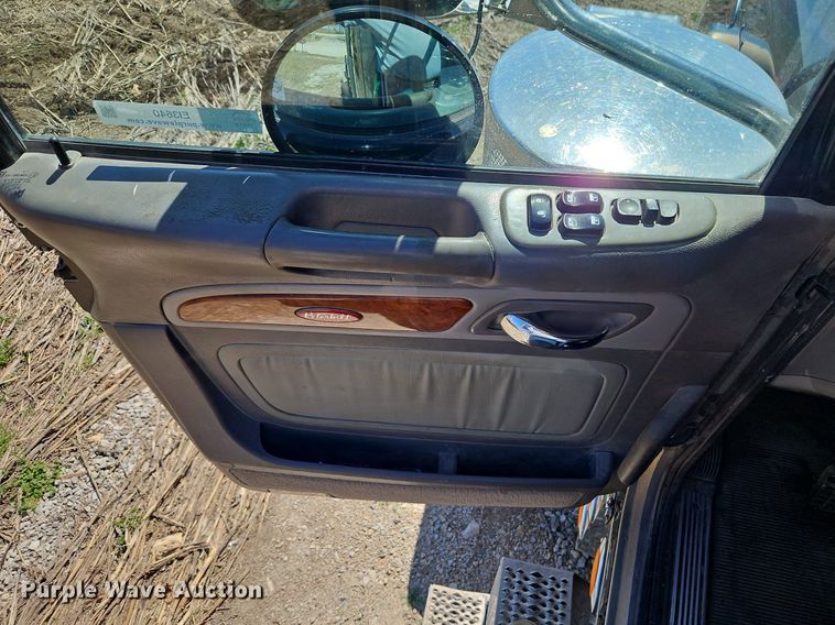 image for item EI3640 2006 Peterbuilt 379 semi truck