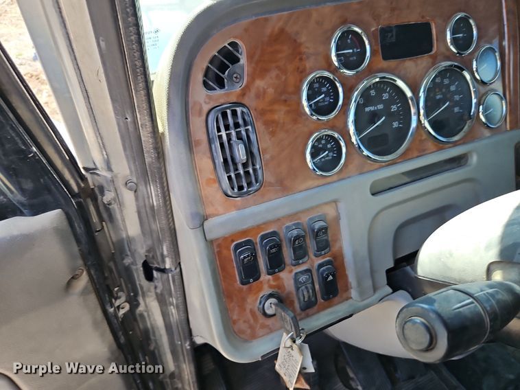 image for item EI3640 2006 Peterbuilt 379 semi truck
