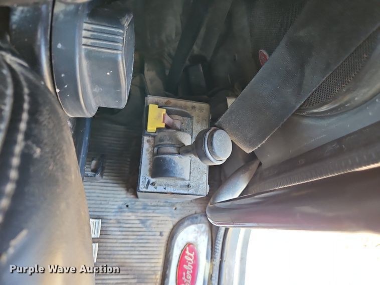 image for item EI3640 2006 Peterbuilt 379 semi truck