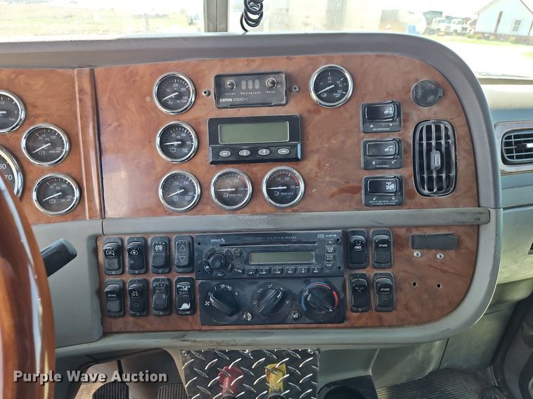 image for item EI3640 2006 Peterbuilt 379 semi truck