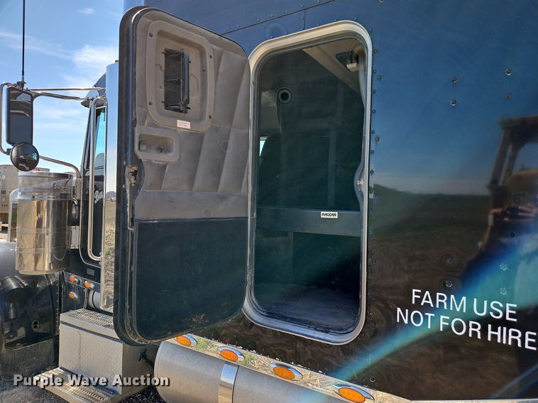 image for item EI3640 2006 Peterbuilt 379 semi truck